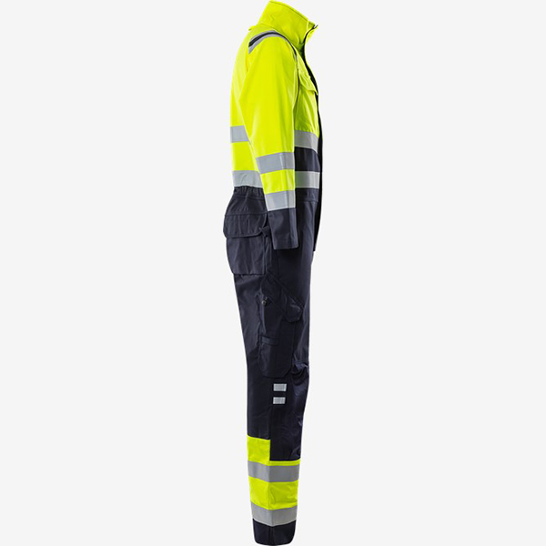 定制连体工作服多工具口袋与三针五线加固接缝细节特写