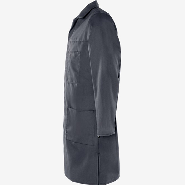 实验室工作者穿着深灰色直筒工作服操作设备场景实拍